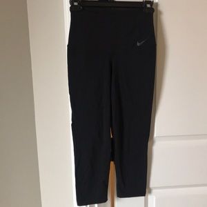 Nike high waisted Dry-Fit 19” leggings